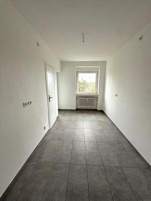 Helles Zimmer mit Fenster