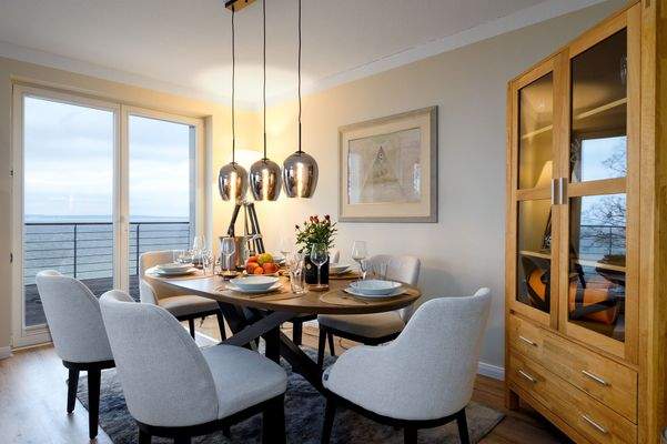 Essbereich mit Blick auf die Ostsee und Kamin