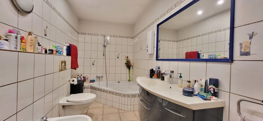 Großzügiges Bad mit Eckbadewanne und Platz