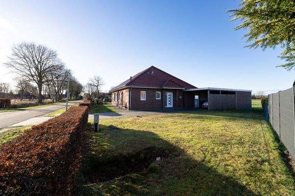 Blick zum Haus, eingebettet in grüner Landschaft (