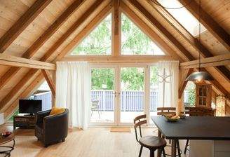 Außergewöhnliches Wohnzimmer mit Blick auf urigen Garten.jpg