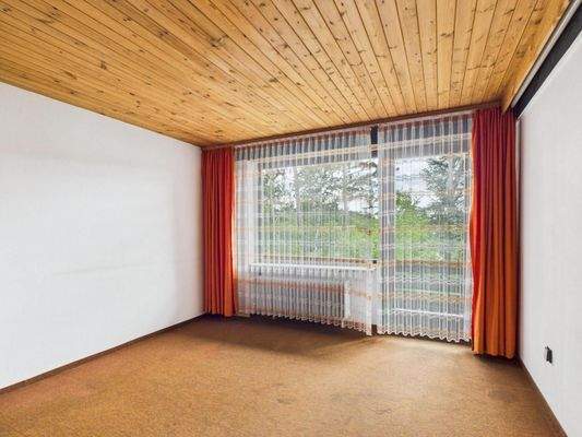 Eines der beiden Schlafzimmer mit Westbalkon