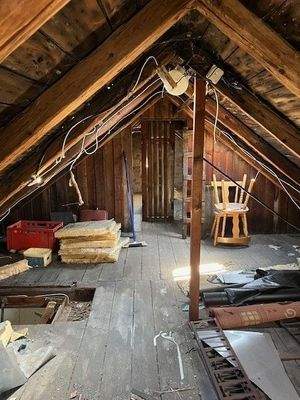 Blick auf den Dachboden