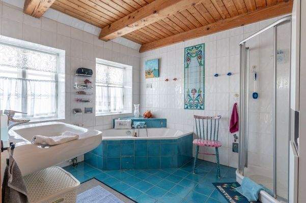 großes Badezimmer mit Badewanne und Dusche.jpg