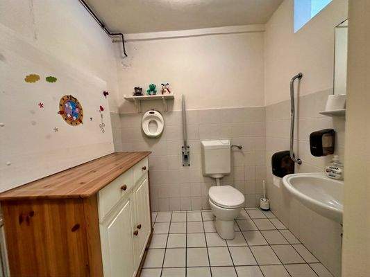 barrierefreie Toilette im Erdgeschoss