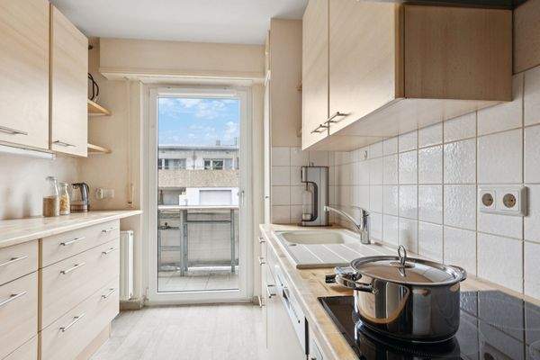 Küche mit Balkonzugang