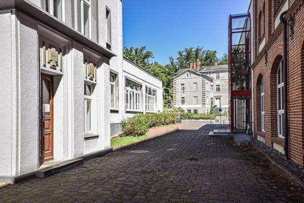 Hauptgebäude und Bürovilla