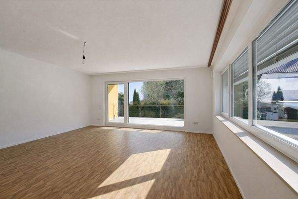 Wohnzimmer mit Balkon