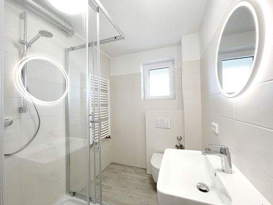 Weitere Ansicht des schicken Badezimmers