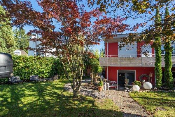 Gartenbereich an der Gebäudevorderseite 