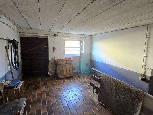 Zwischenraum Haus-Scheune