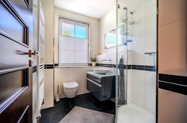 Gäste-WC mit Dusche im Erdgeschoss