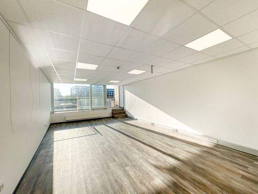 Hauptraum mit Zugang zum Sonnenbalkon