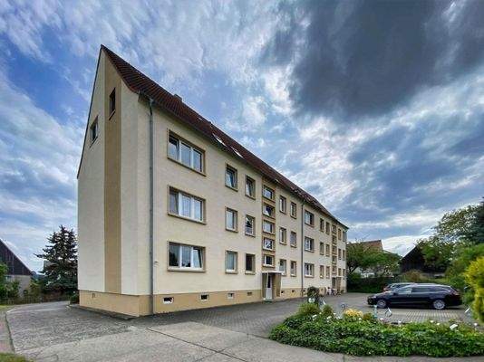 Eingangsseite mit Stellplätzen