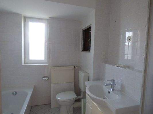 Bad mit Dusche und Wanne