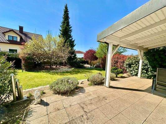 Überdachte Terrasse mit Blick in den Garten