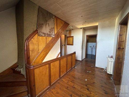 OG: Flur und Treppenaufgang