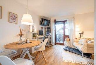 Wohnraum mit Balkonzugang