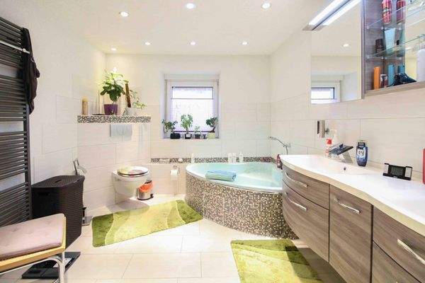 Bad EG mit Badewanne