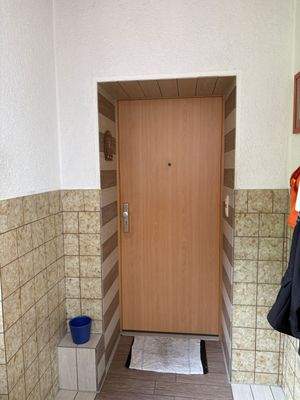 Eingangsbereich mit Holztür