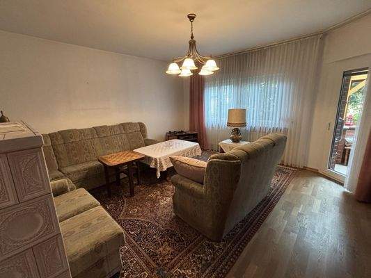 Wohnzimmer mit Zugang zum Wintergarten