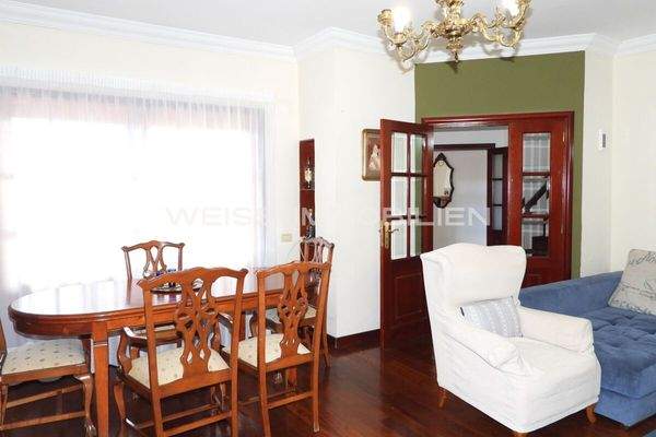 Edles Wohnzimmer mit Kamin,...