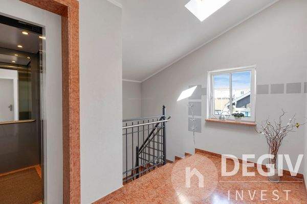 Treppenhaus und Lift