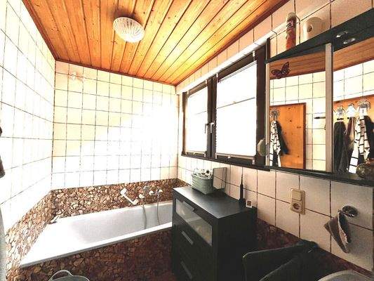 Bad mit Wanne und Dusche