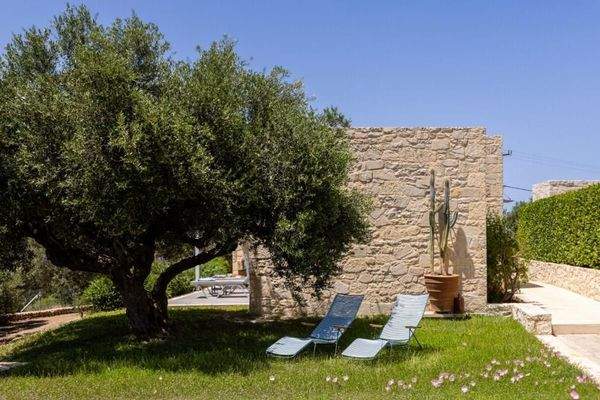 Kreta, Plaka: 2 Luxusvillen mit Tennisplatz, Olivenhain und atemberaubendem Meerblick zu verkaufen