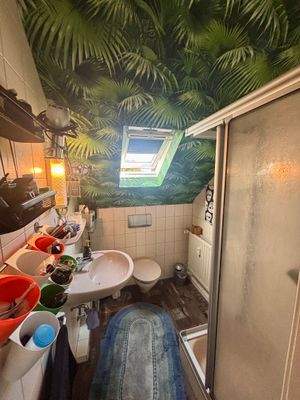 DG Tageslichtbad mit Dusche und WC.