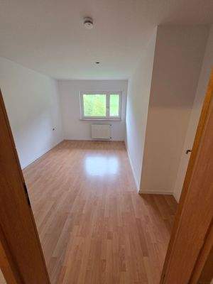 Zimmer mit Holzoptikboden