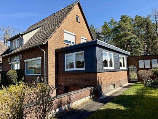 Seitliche Hausansicht - Terrasse - Wintergarten - oberhalb der Garage