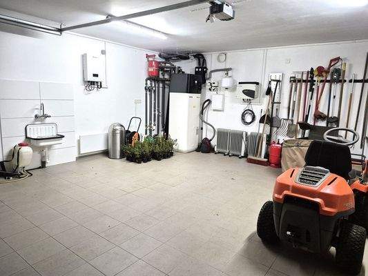 Doppelgarage mit Haustechnik (Luft-Wärmepumpe)