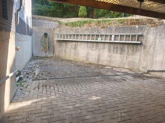 Hobbygrube Sicht aus Garage