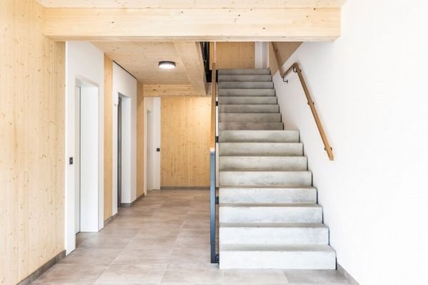 Treppe mit Aufzug