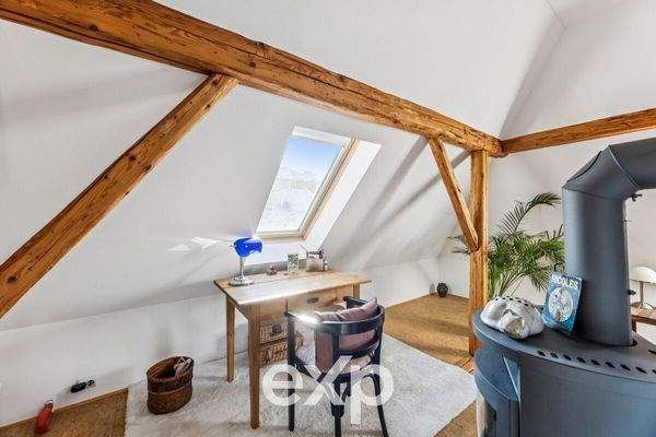 Dachgeschoss mit Ofen