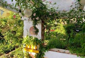 Überdachte, idyllische Terrasse