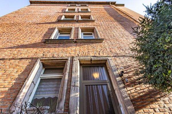 Ausdrucksstarke Klinkerfassade mit typischem Altbaucharakter