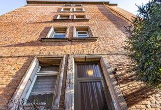 Ausdrucksstarke Klinkerfassade mit typischem Altbaucharakter