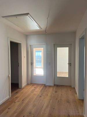 Flur mit Zugang Wohnzimmer, Küche