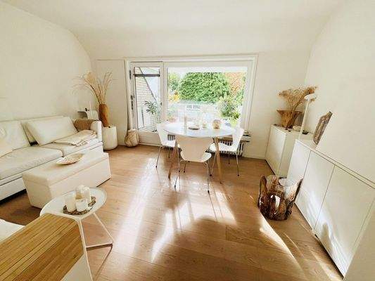 Wohnzimmer, Tür zur Loggia