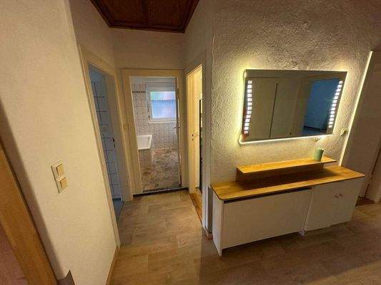 Diele (Eingang Keller, Bad und Küche)