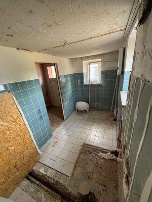 Potenzielle Küche/ derzeit Bad. Vergrößerbar 