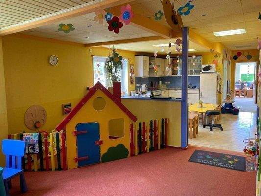 Kinderbereich im Wohnzimmer mit angrenzender Küche