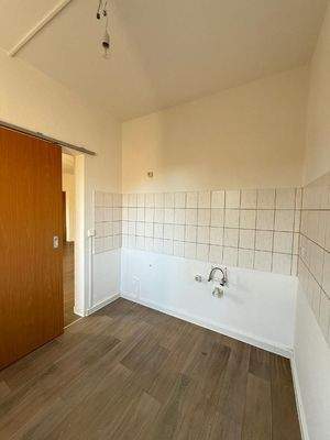 Küche mit Fliesenspiegel/Schiebetür