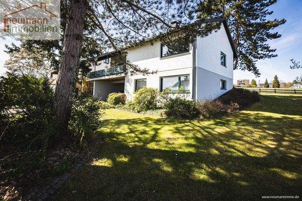 Giebelansicht von Straße