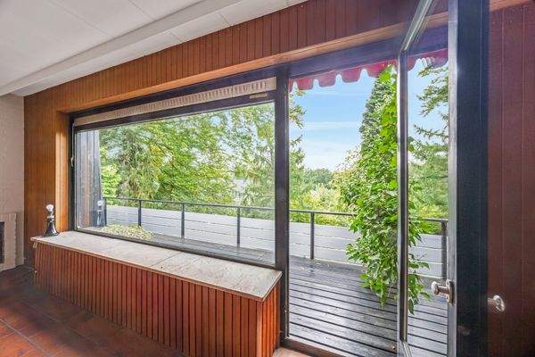 Blick aus dem Wohnbereich auf den Balkon und in die Ferne