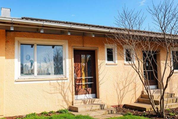 Hausansicht KI generiert