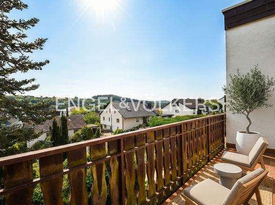 [KI-optimiertes Foto] [KI-optimiertes Foto] Sonniger Balkon mit herrlichem Ausblick