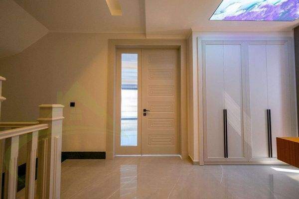 Durchgang zur Küche und Esszimmer